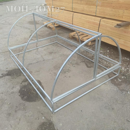 Парник Хлебница 2 метра | Мой-Дом27 | Подход предусмотрен с двух сторон, открыт доступ даже в дальний уголок с хорошим проветриванием.<br>
 Неожиданное закрытие предотвращается подпоркой входящей в комплект.<br>
 <b>Створки открываются с обеих сторон.<br>
 </b><b>Металл</b> - оцинкованная труба 20*20 мм.<br>
 <b>Ширина </b>- 1,4 метра<br>
 <b>Высота </b>- 0,9 метра